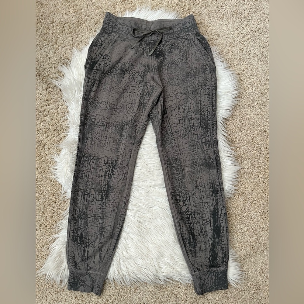 {Lululemon} Warm Down Jogger 7/8 Length in Thread Dye Rover Black -Women’s 6